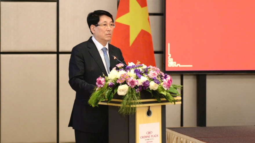 Chủ tịch nước Lương Cường gặp gỡ cộng đồng và doanh nghiệp Việt Nam tại Lào